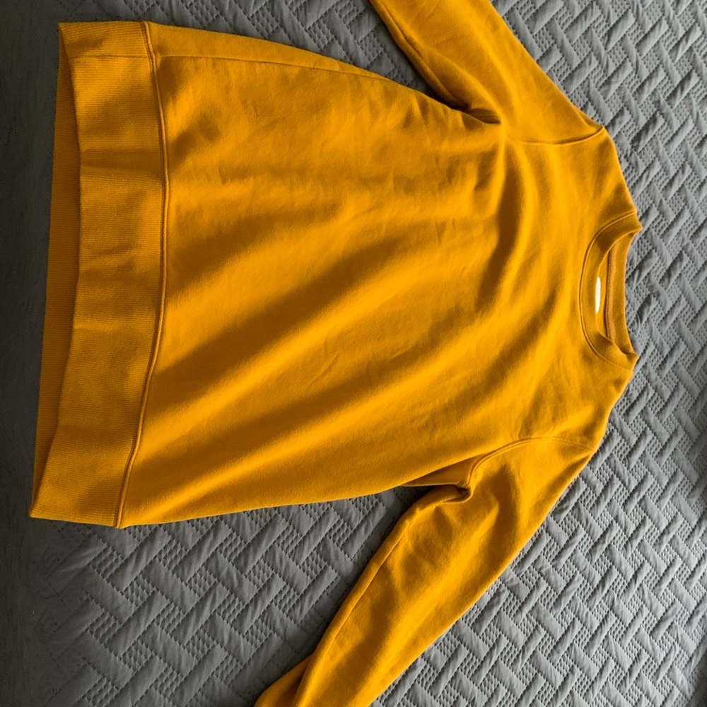 Good fellow yellow sweater